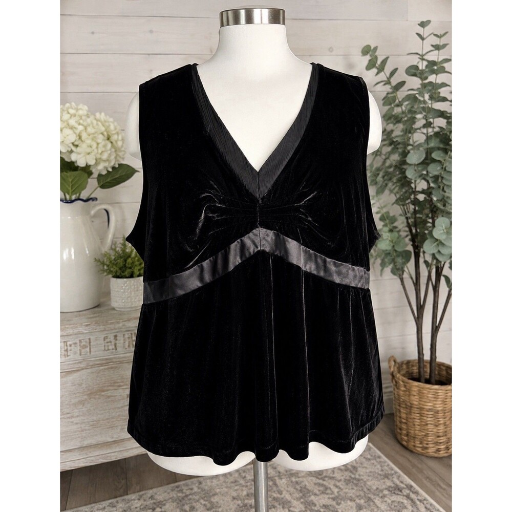 Unbranded Size 2x/3x Women’s Black Velvet Sleeveless Blouse 48” Bust 25” Length